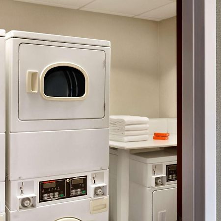 Hampton Inn & Suites By Hilton Manchester Bedford Esterno foto