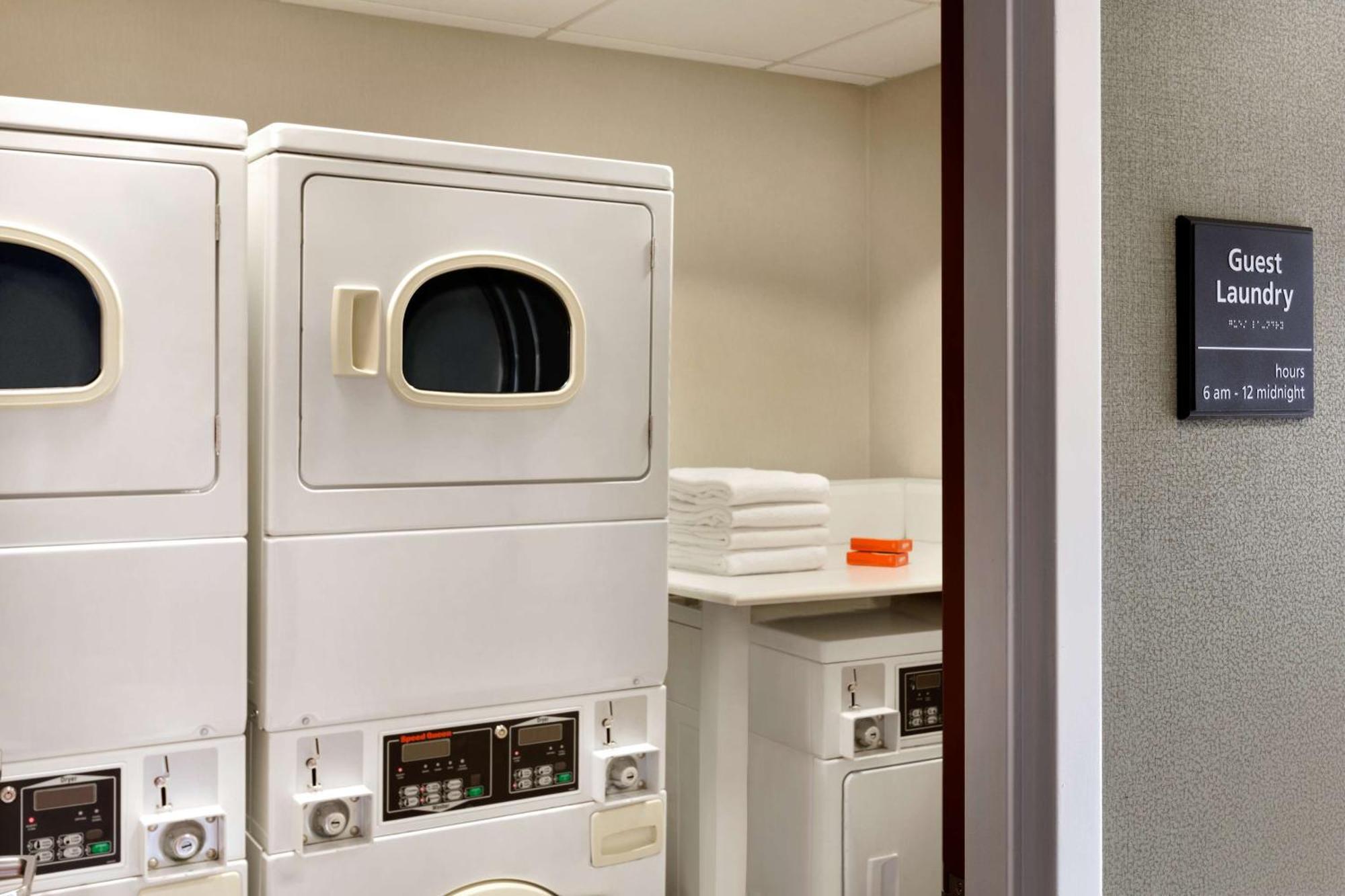 Hampton Inn & Suites By Hilton Manchester Bedford Esterno foto