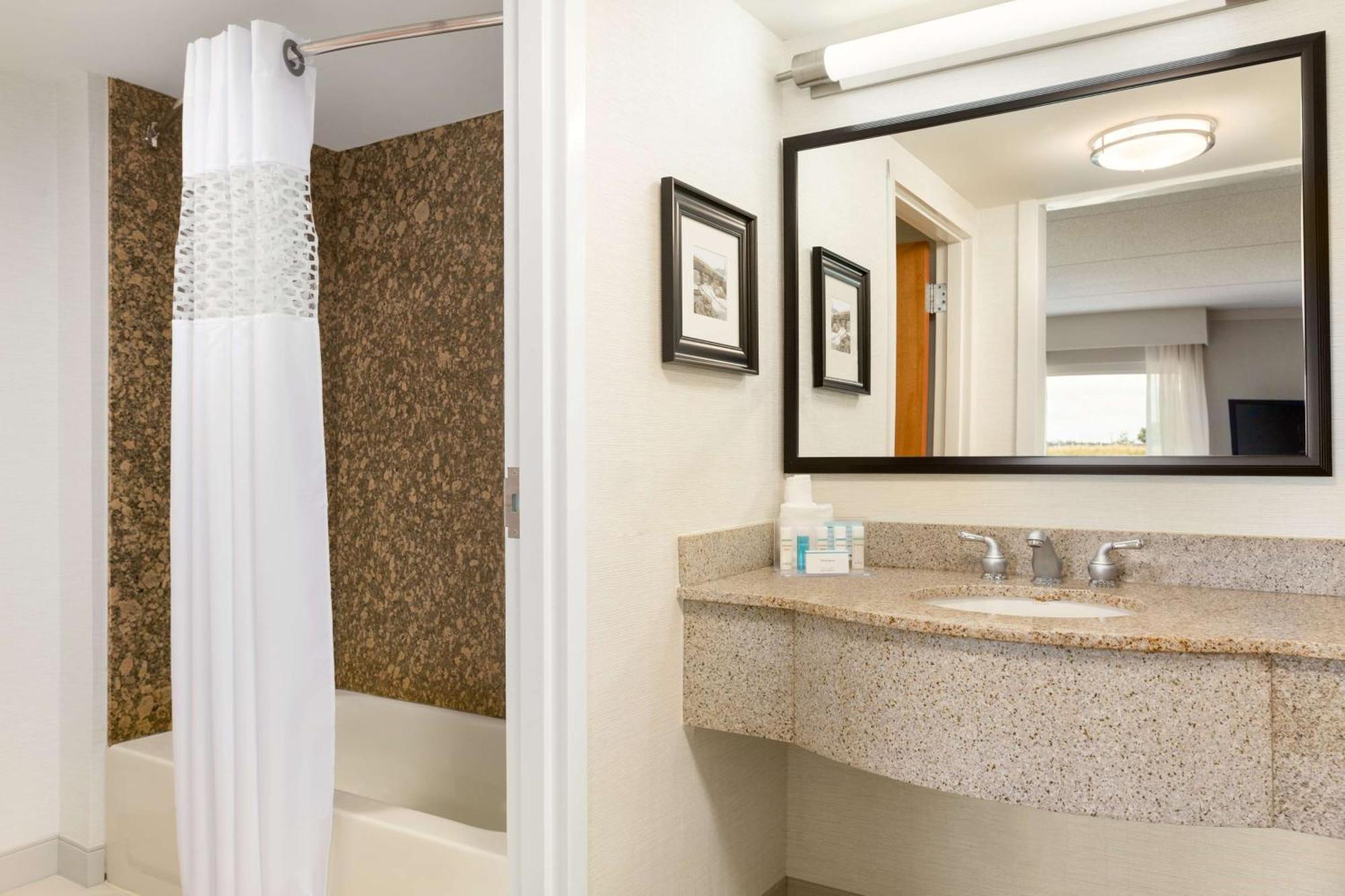 Hampton Inn & Suites By Hilton Manchester Bedford Esterno foto