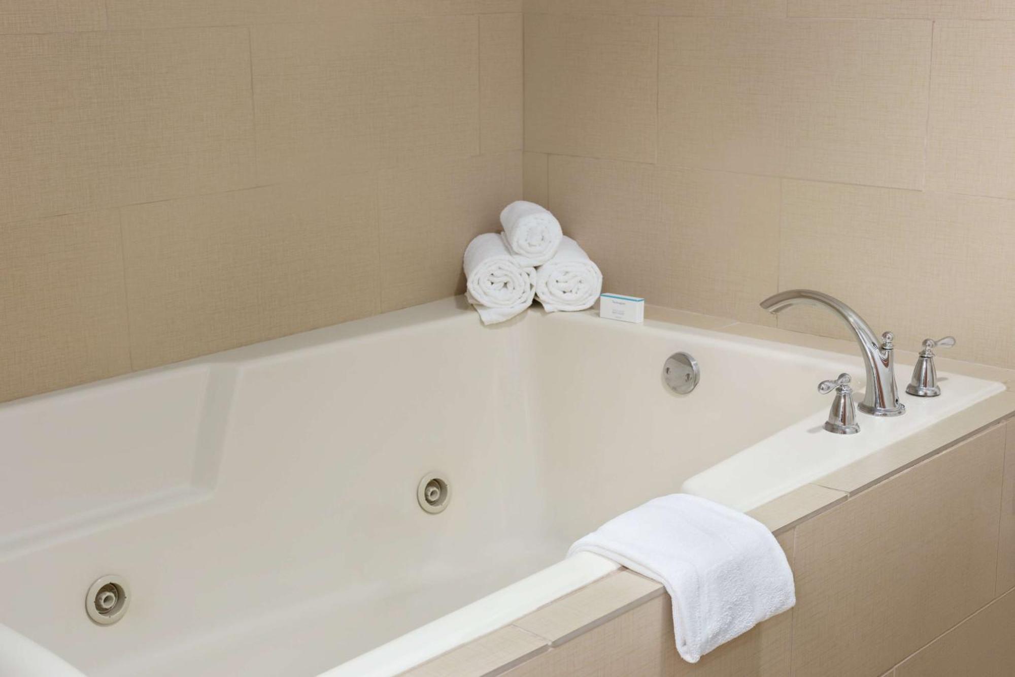 Hampton Inn & Suites By Hilton Manchester Bedford Esterno foto
