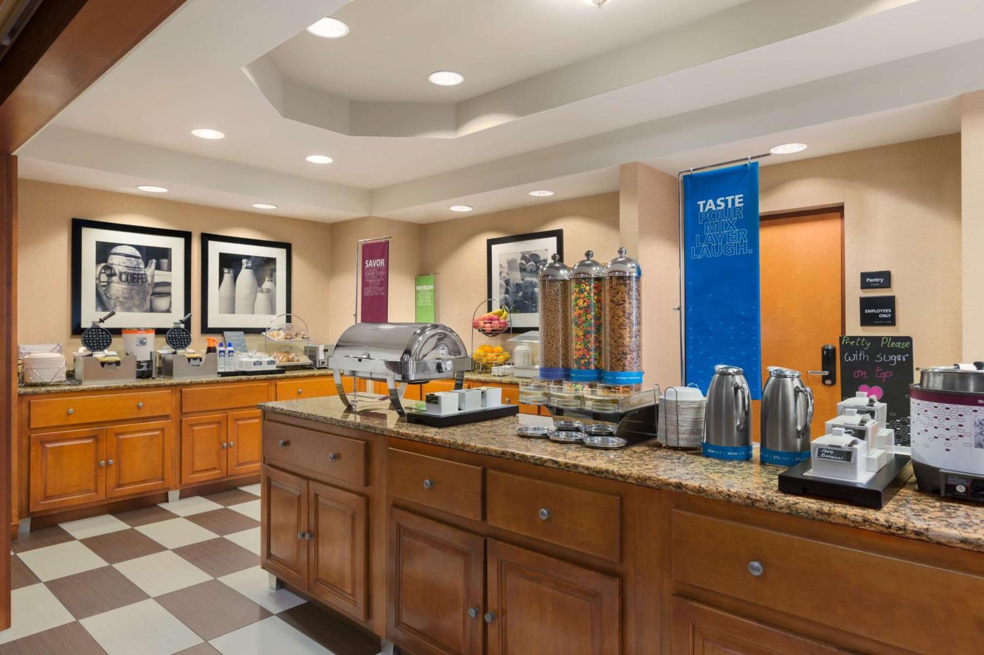 Hampton Inn & Suites By Hilton Manchester Bedford Esterno foto