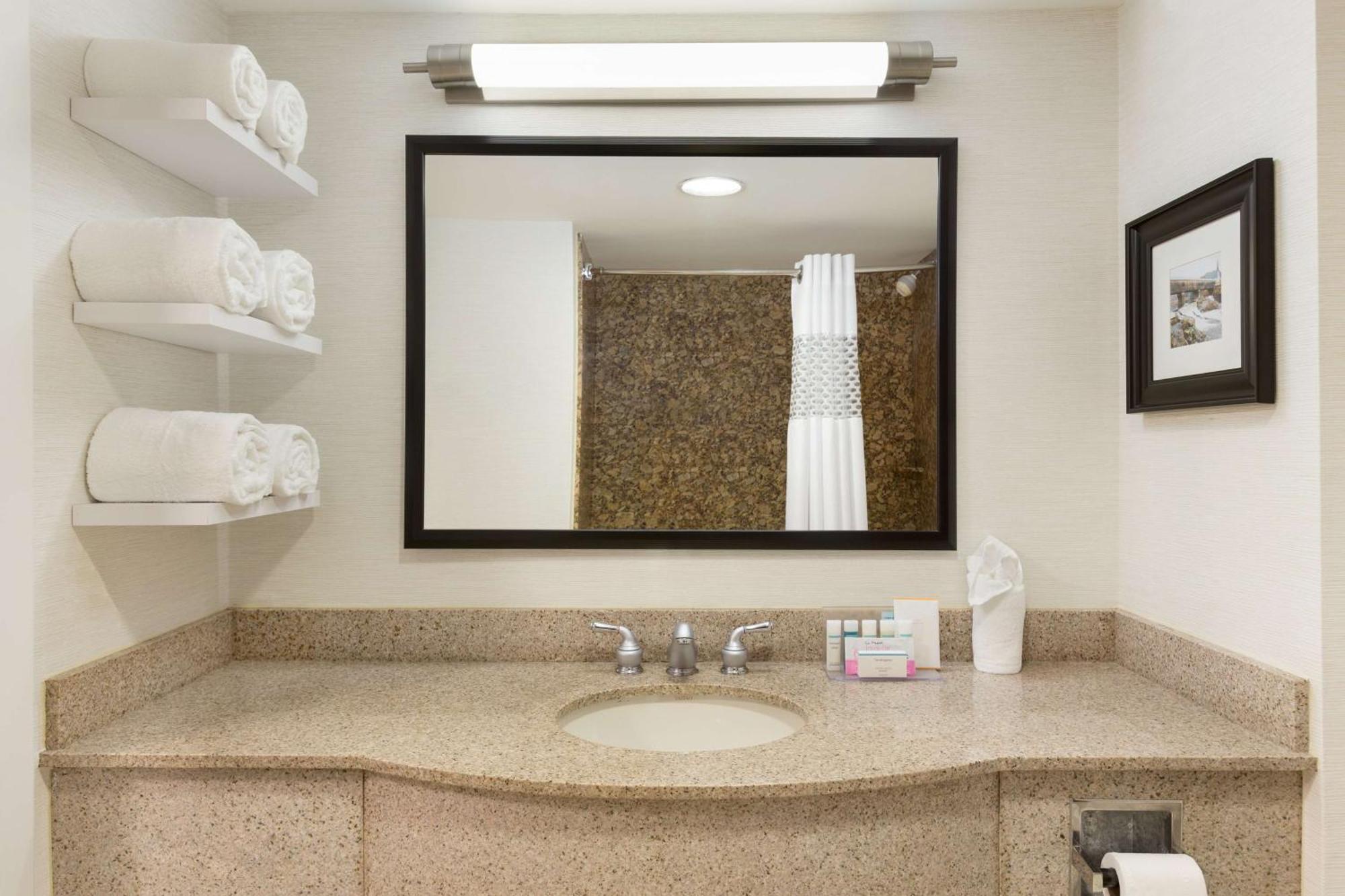 Hampton Inn & Suites By Hilton Manchester Bedford Esterno foto