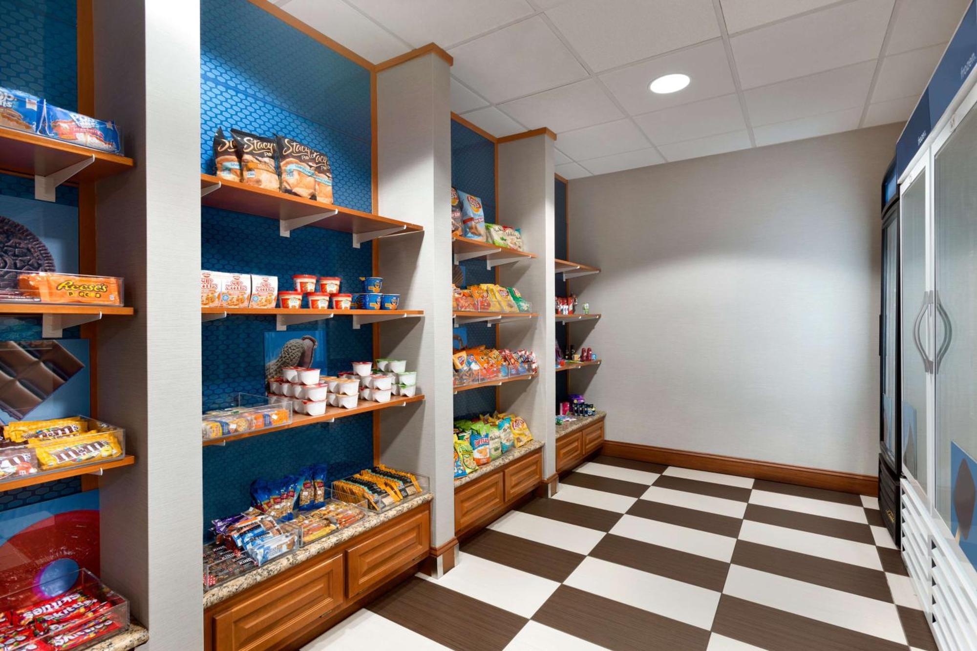 Hampton Inn & Suites By Hilton Manchester Bedford Esterno foto