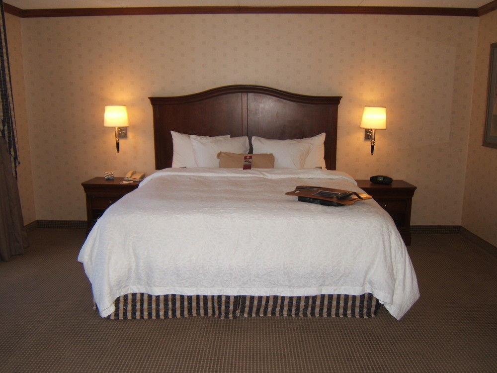 Hampton Inn & Suites By Hilton Manchester Bedford Esterno foto