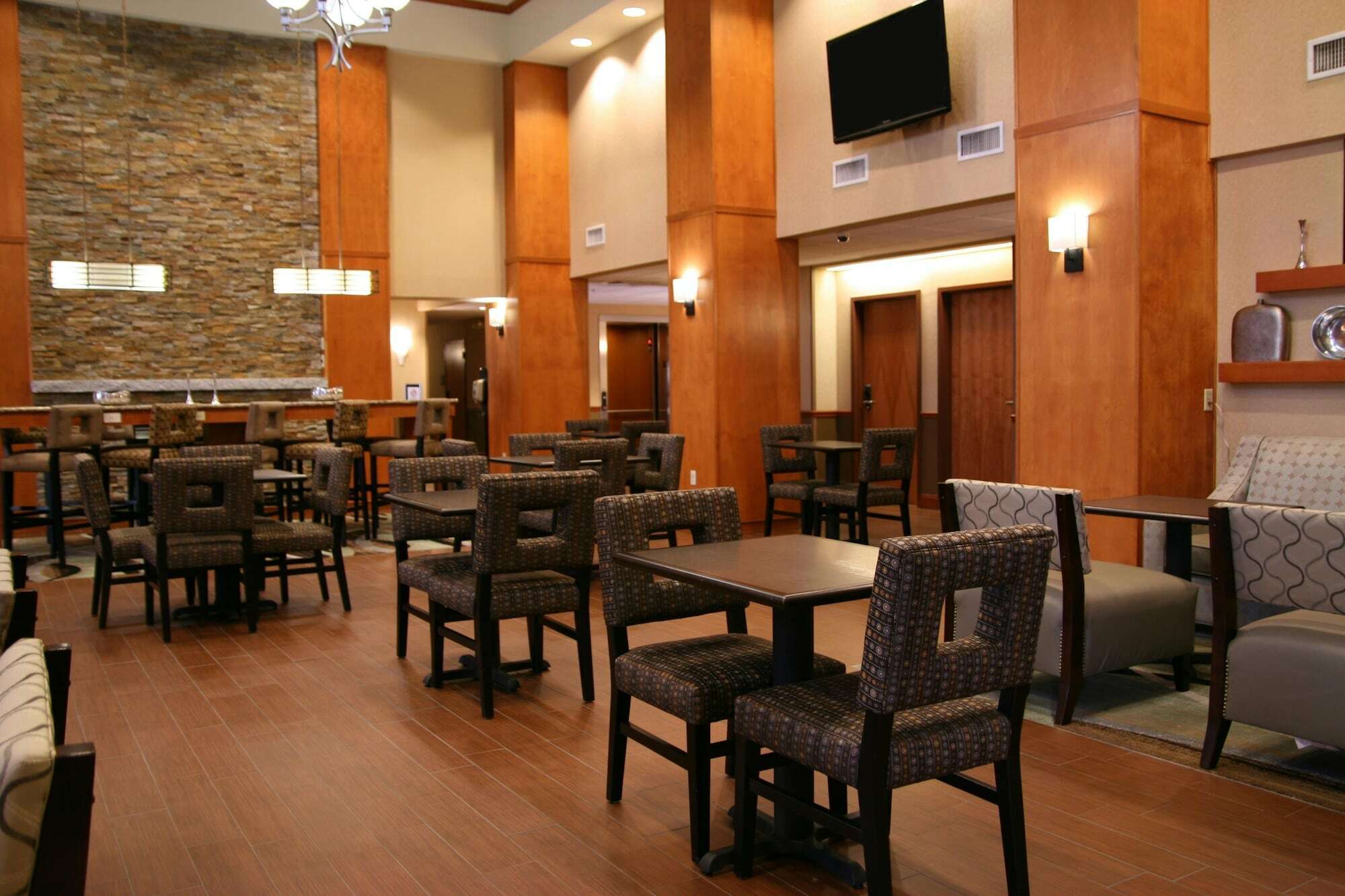 Hampton Inn & Suites By Hilton Manchester Bedford Esterno foto
